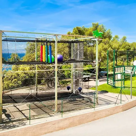 D'une A Raphael A 200 M De La Avec Vue Sur La Piscine Partagee Et Jardin Amenage Appartement Saint-Raphaël