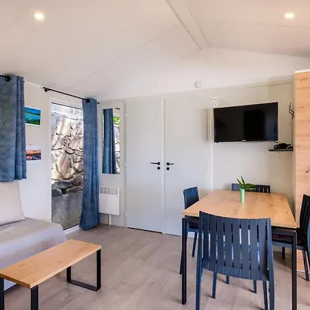 D'une A Raphael A 200 M De La Avec Vue Sur La Piscine Partagee Et Jardin Amenage *